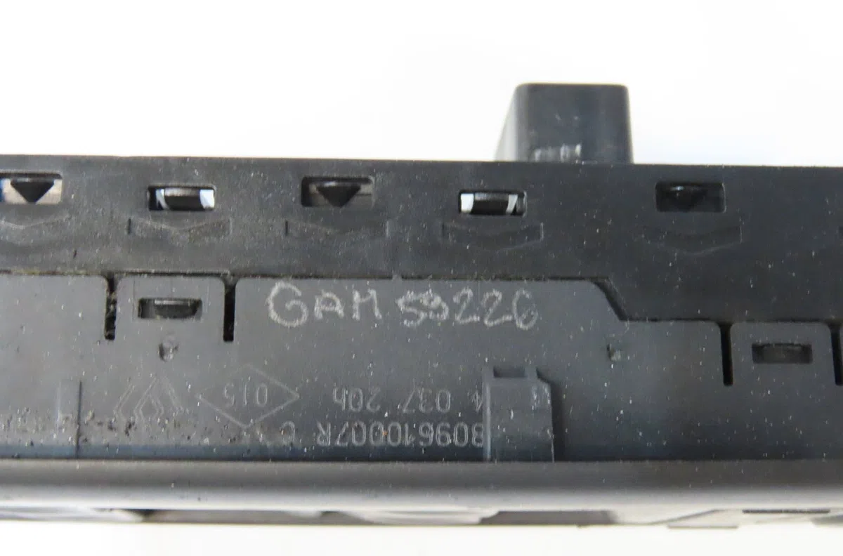 Commande lève-glace porte avant gauche Renault MEGANE III 3-5 portes (BZ0-1_, B3_) 1.6 dci (bz00, bz12, bz13) (2011-2015) 5 portes occasion — photo 4