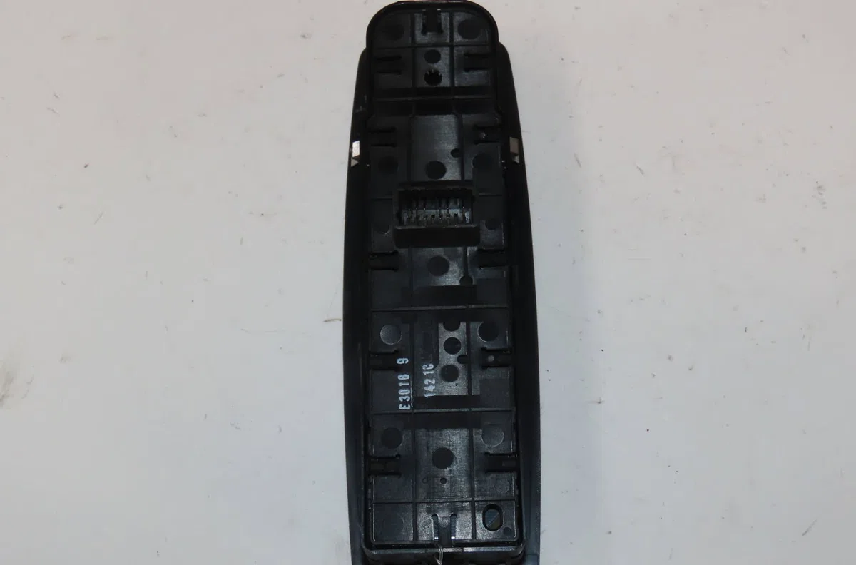 Commande lève-glace porte avant gauche Renault MEGANE III 3-5 portes (BZ0-1_, B3_) 1.9 dci (bz0n, bz0j) (2008) occasion