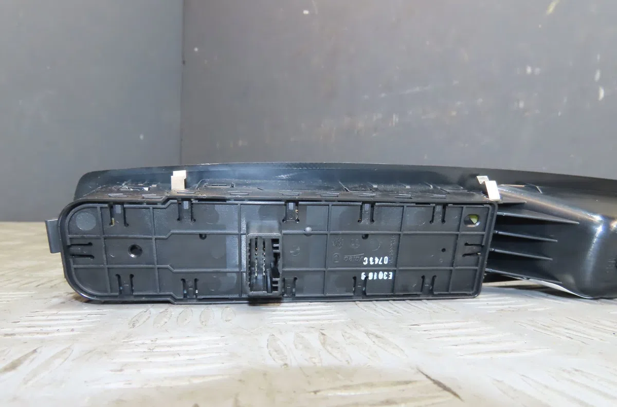 Commande lève-glace porte avant gauche Renault MEGANE III Grandtour (KZ0-1) 1.5 dci (kz09, kz0d, kz1g, kz29, kz14, kz1w, kz10, kz1f,... (2009) 5 portes occasion — photo 2