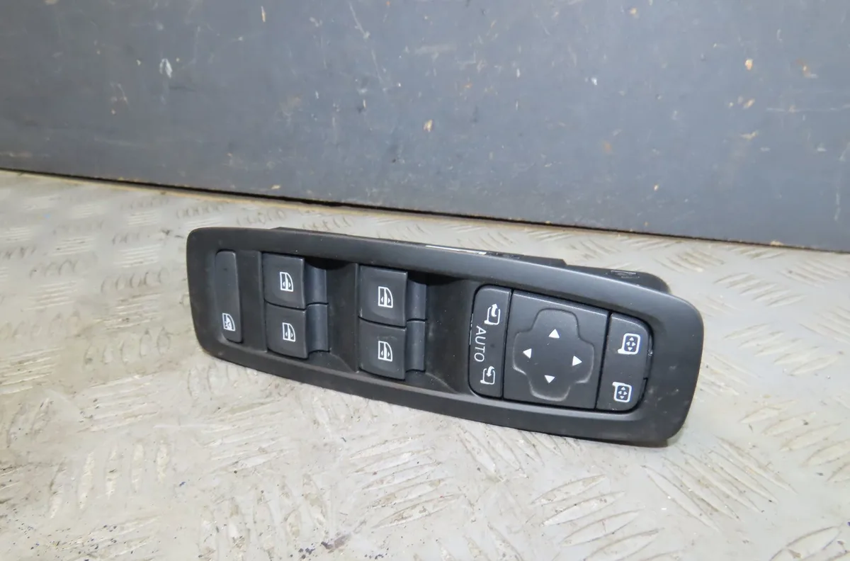 Commande lève-glace porte avant gauche Renault MEGANE IV 3-5 portes (B9A-M-N_) 1.2 tce 100 (b9ms) (2015) occasion