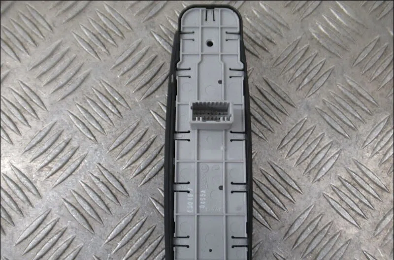 Commande lève-glace porte avant gauche Renault MEGANE IV 3-5 portes (B9A-M-N_) 1.5 dci 110 (b9a3) (2015) occasion — photo 2