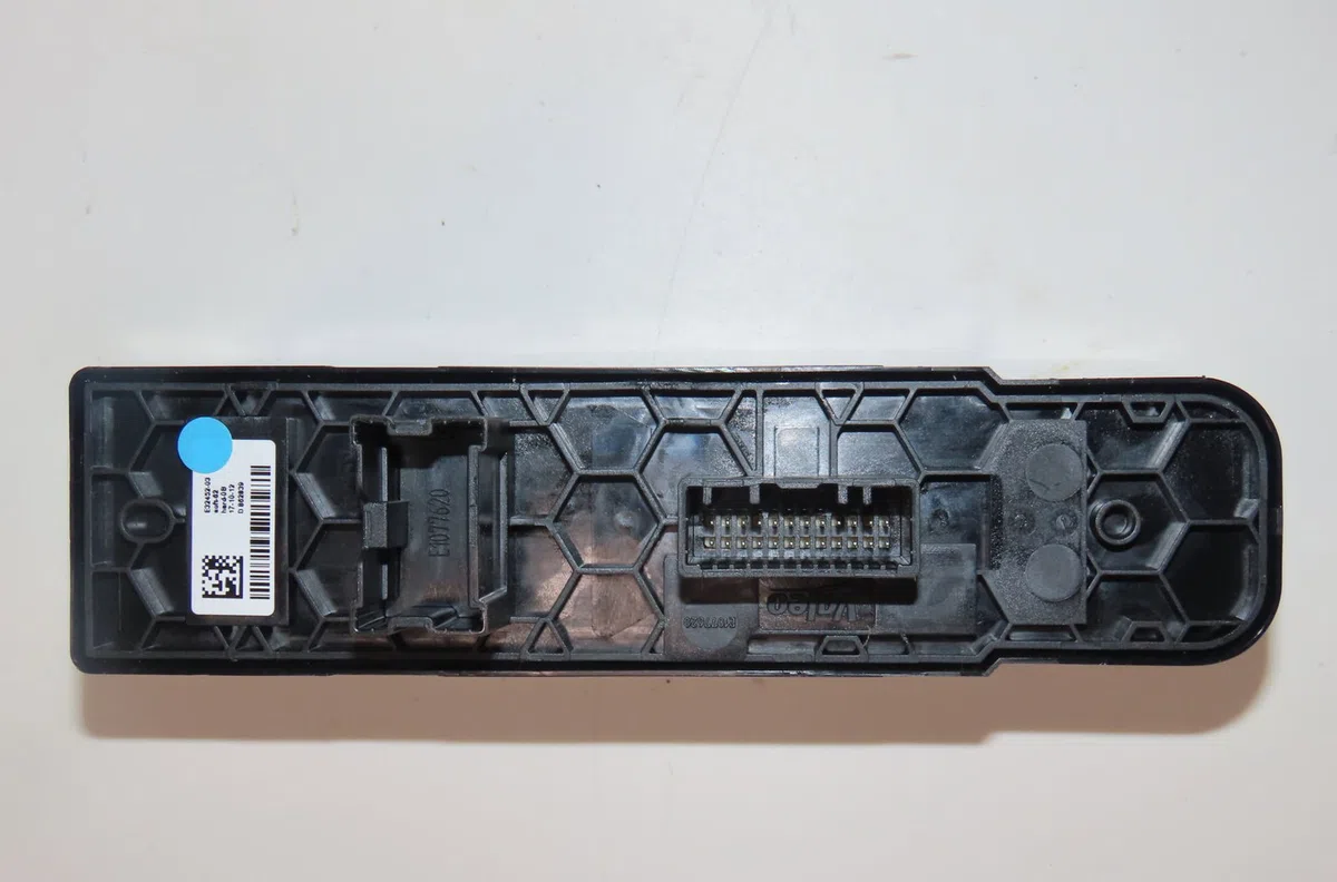 Commande lève-glace porte avant gauche Renault MEGANE IV Estate (K9A-M-N_) 1.5 dci 110 (2016) occasion
