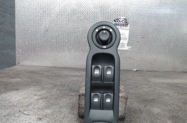 Commande lève-glace porte avant gauche Renault MODUS - GRAND MODUS (F-JP0_) 1.5 dci 90 (2010) occasion — photo 2