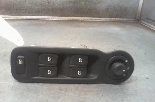 Commande lève-glace porte avant gauche Renault MODUS - GRAND MODUS (F-JP0_) 1.5 dci (fp0f, jp0f) (2004) 5 portes occasion — photo 3