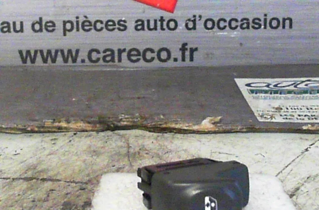 Commande lève-glace porte avant gauche RENAULT SCENIC 1 PHASE 2 occasion — photo 2