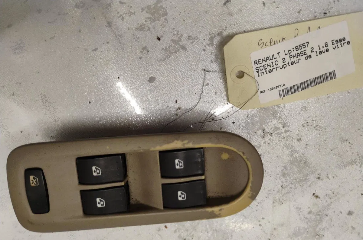 Commande lève-glace porte avant gauche RENAULT SCENIC 2 PHASE 2 occasion — photo 4