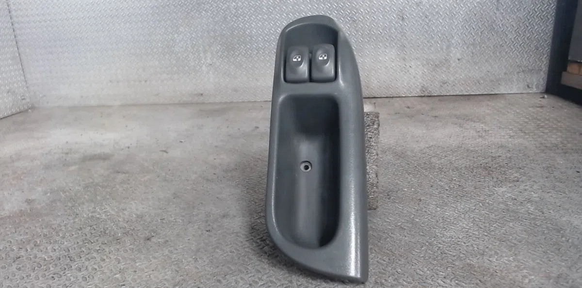 Commande lève-glace porte avant gauche Renault SCÉNIC I Monospace (JA0-1_, FA0_) 1.6 (ja00, ja16, ja15, ja19, ja1v, ja2b, ja2c, ja0b,... (1999-2003) 5 portes occasion — photo 2