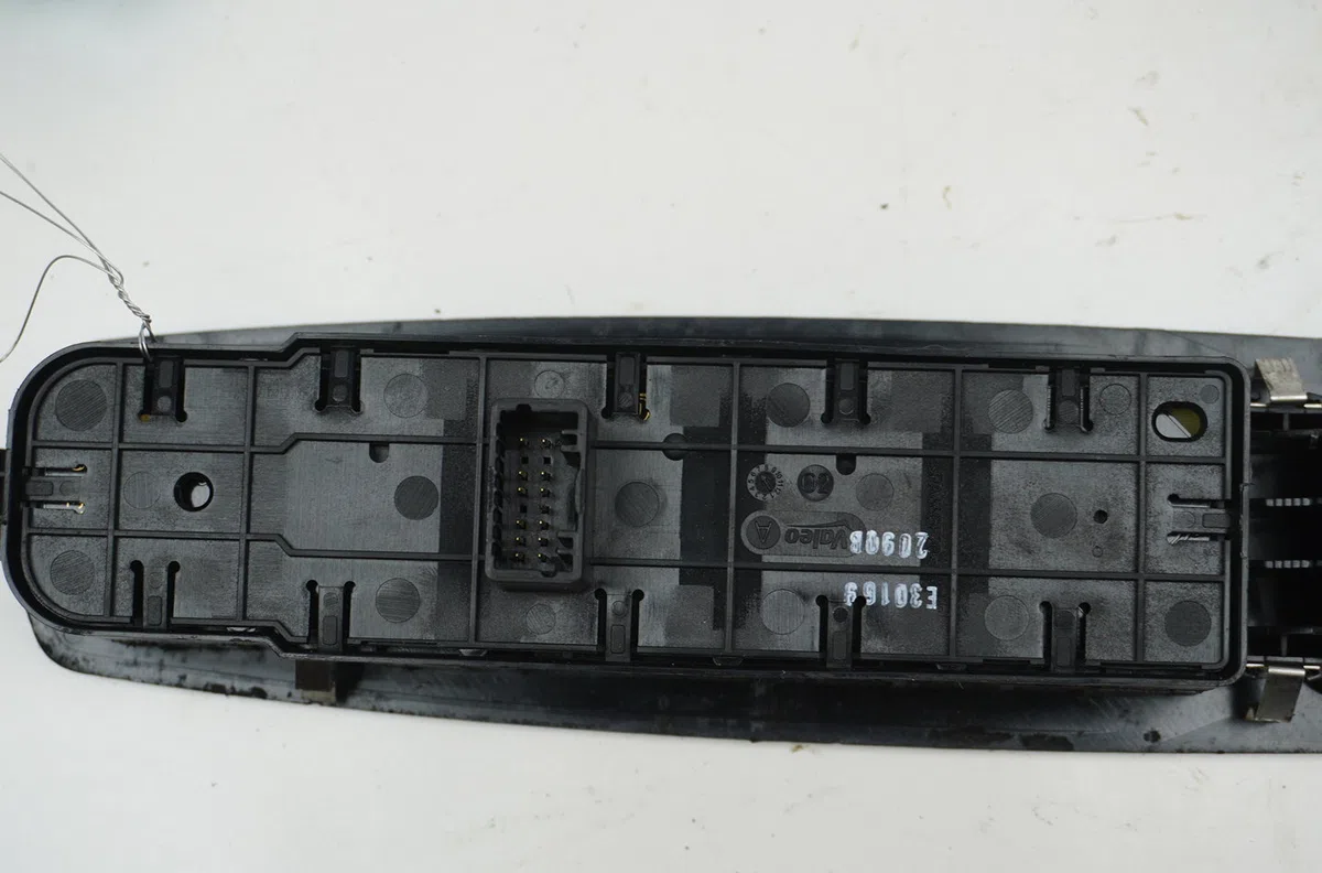 Commande lève-glace porte avant gauche Renault SCÉNIC III (JZ0-1_) 1.9 dci (jz0j, jz1j, jz1k, jz1s) (2009) occasion