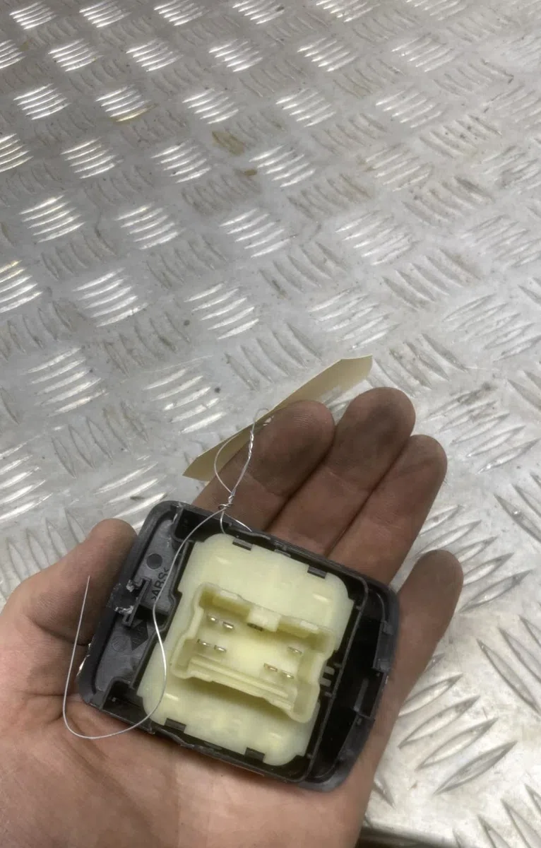 Commande lève-glace porte avant gauche RENAULT TRAFIC 3 COURT PHASE 1 occasion — photo 3