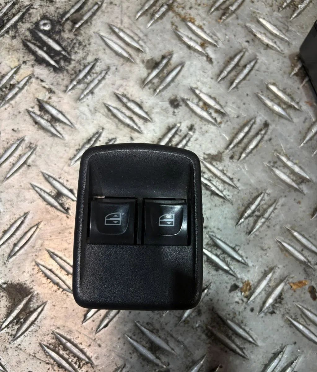 Commande lève-glace porte avant gauche RENAULT TRAFIC 3 COURT PHASE 1 occasion — photo 2
