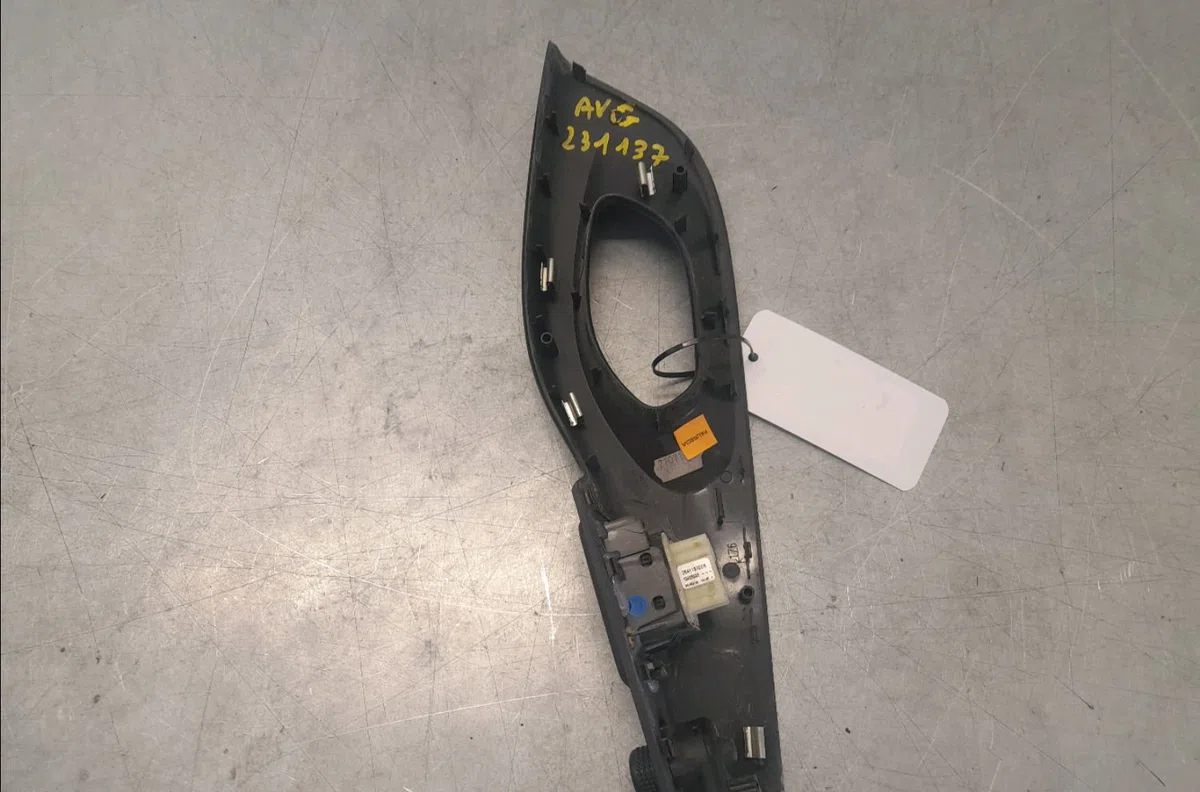 Commande lève-glace porte avant gauche Renault TRAFIC III Camionnette (FG_) 1.6 dci 115 (fgmd) (2014) occasion