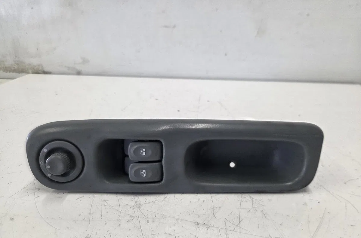 Commande lève-glace porte avant gauche RENAULT TWINGO 1 PHASE 3 occasion — photo 2