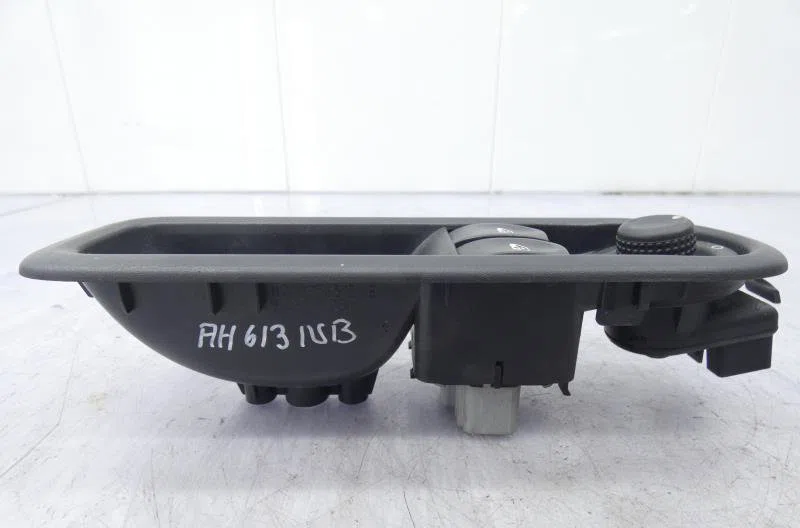 Commande lève-glace porte avant gauche RENAULT TWINGO 2 PHASE 1 occasion — photo 2