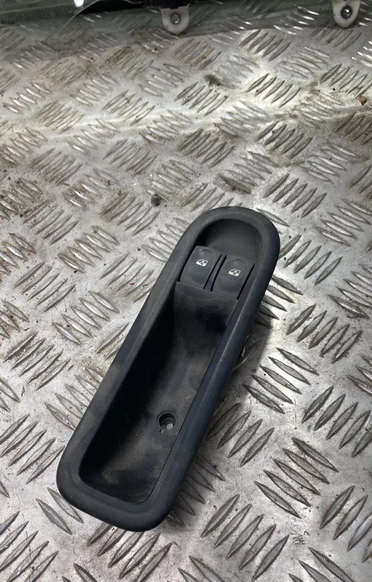 Commande lève-glace porte avant gauche RENAULT TWINGO 2 PHASE 2 occasion — photo 4