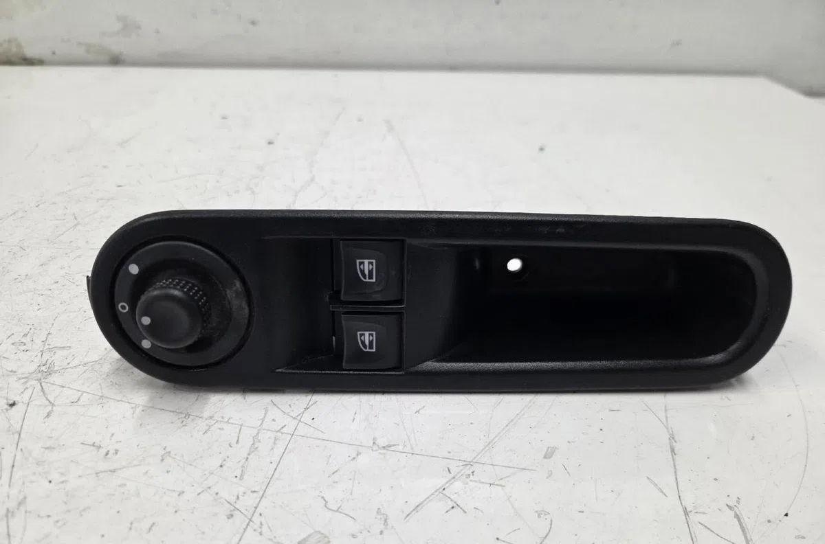 Commande lève-glace porte avant gauche RENAULT TWINGO 3 PHASE 1 occasion — photo 2