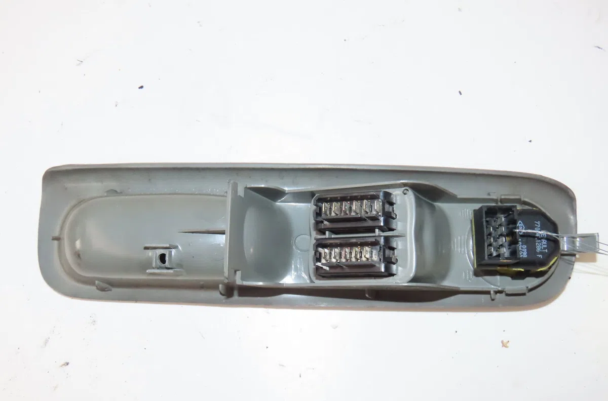 Commande lève-glace porte avant gauche Renault TWINGO I (C06_) 1.2 (c066, c068) (1996-2007) 3 portes occasion — photo 2
