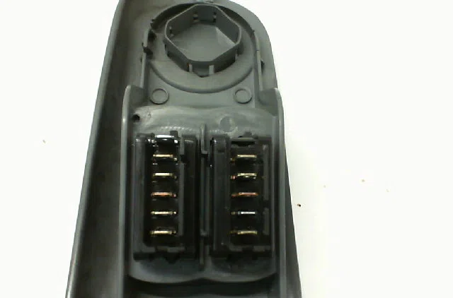 Commande lève-glace porte avant gauche RENAULT TWINGO I Phase 3 08-2000--06-2007 1.2i 8v 60ch occasion — photo 2