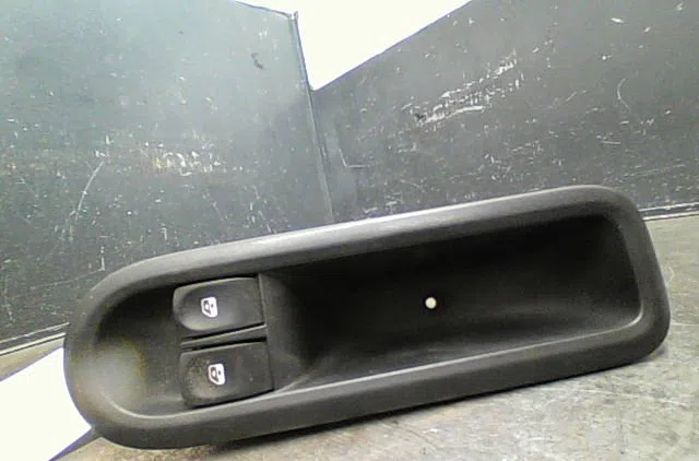 Commande lève-glace porte avant gauche Renault TWINGO II (CN0_) 1.2 16v (cn0k, cn0v) (2007) 3 portes occasion — photo 3