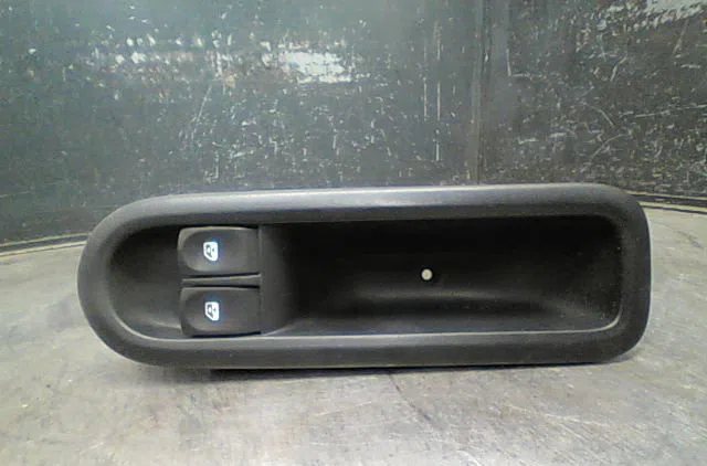 Commande lève-glace porte avant gauche Renault TWINGO II (CN0_) 1.2 (cn0d) (2007-2014) 3 portes occasion — photo 3