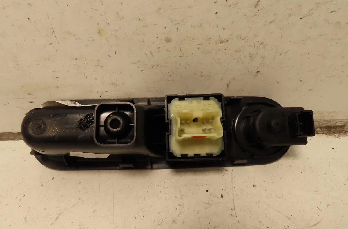 Commande lève-glace porte avant gauche Renault TWINGO III (BCM_, BCA_) 0.9 tce 90 (2014) 5 portes occasion