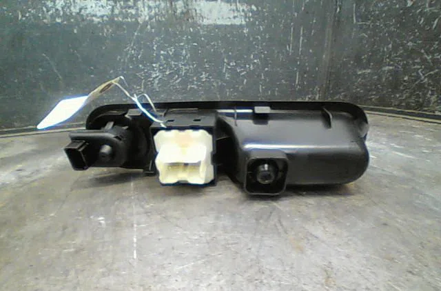 Commande lève-glace porte avant gauche Renault TWINGO III (BCM_, BCA_) 0.9 tce 95 (2019) occasion — photo 2
