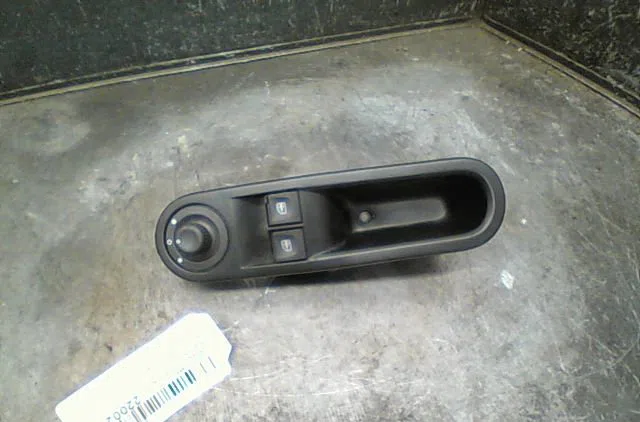Commande lève-glace porte avant gauche Renault TWINGO III (BCM_, BCA_) 0.9 tce 95 (2019) occasion — photo 3