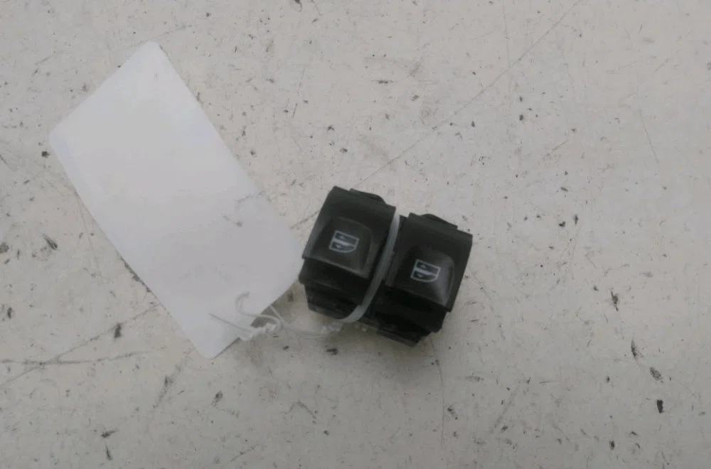 Commande lève-glace porte avant gauche Renault TWINGO III (BCM_, BCA_) 1.0 sce 70 (2014) 5 portes occasion — photo 2