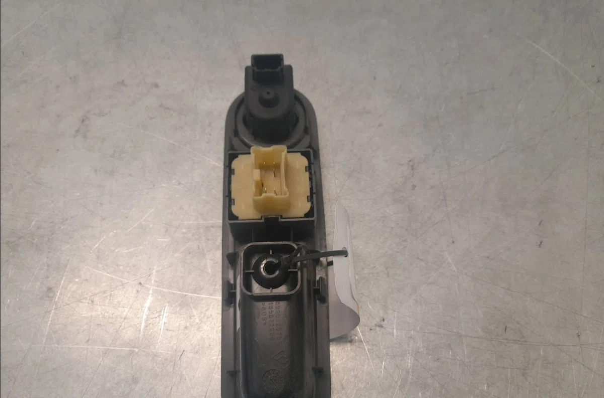 Commande lève-glace porte avant gauche Renault TWINGO III (BCM_, BCA_) 1.0 sce 70 (bcmb) (2015) 5 portes occasion — photo 2