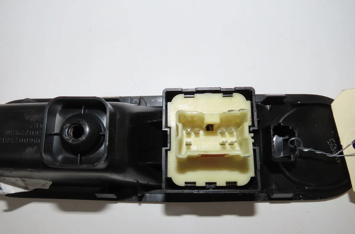 Commande lève-glace porte avant gauche Renault TWINGO III (BCM_, BCA_) 1.0 sce 70 (bcmb) (2015) 5 portes occasion — photo 2