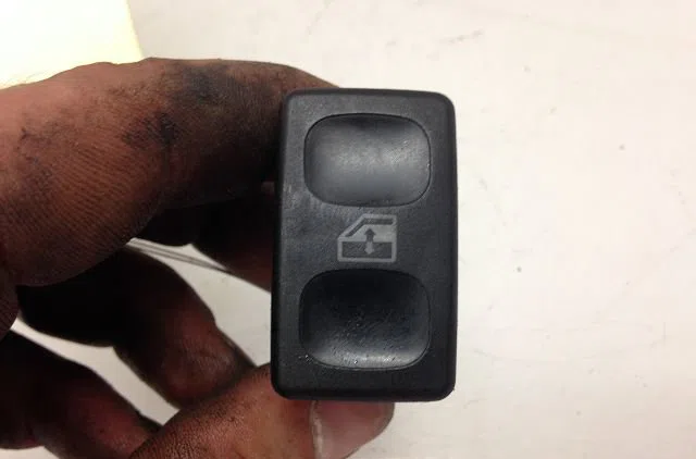 Commande lève-glace porte avant gauche Seat IBIZA II (6K1) 1.4 i (1993-2002) occasion — photo 4