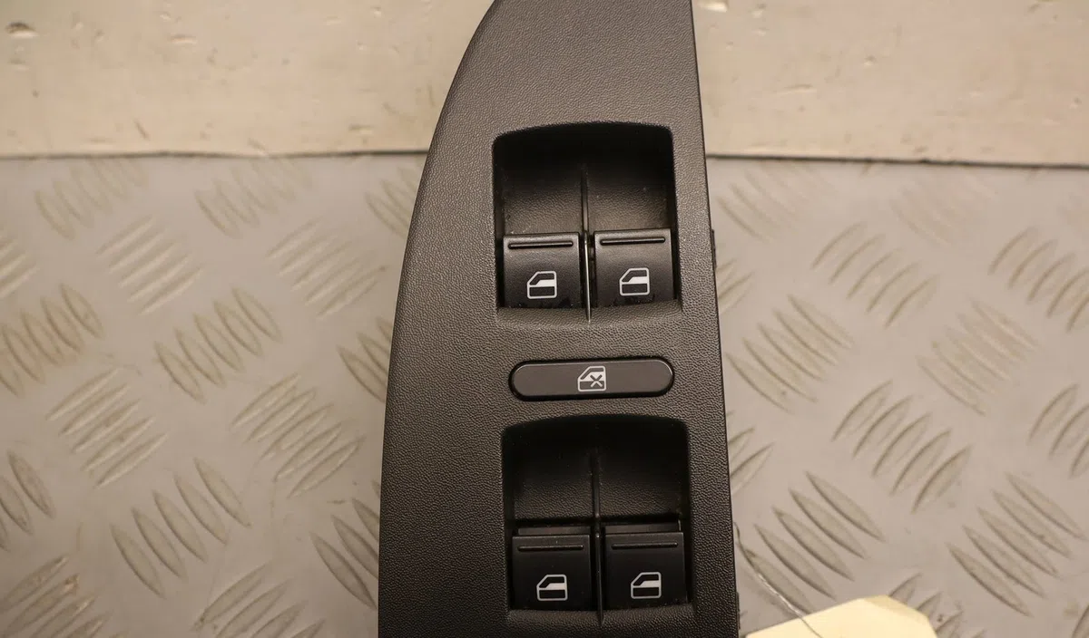 Commande lève-glace porte avant gauche Seat LEON (1P1) 1.6 tdi (2010-2012) occasion — photo 2