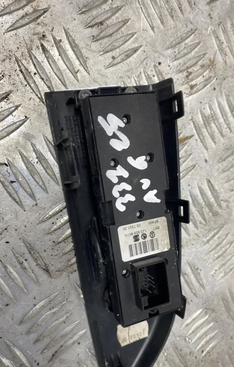 Commande lève-glace porte avant gauche SKODA FABIA 1 PHASE 1 occasion — photo 3