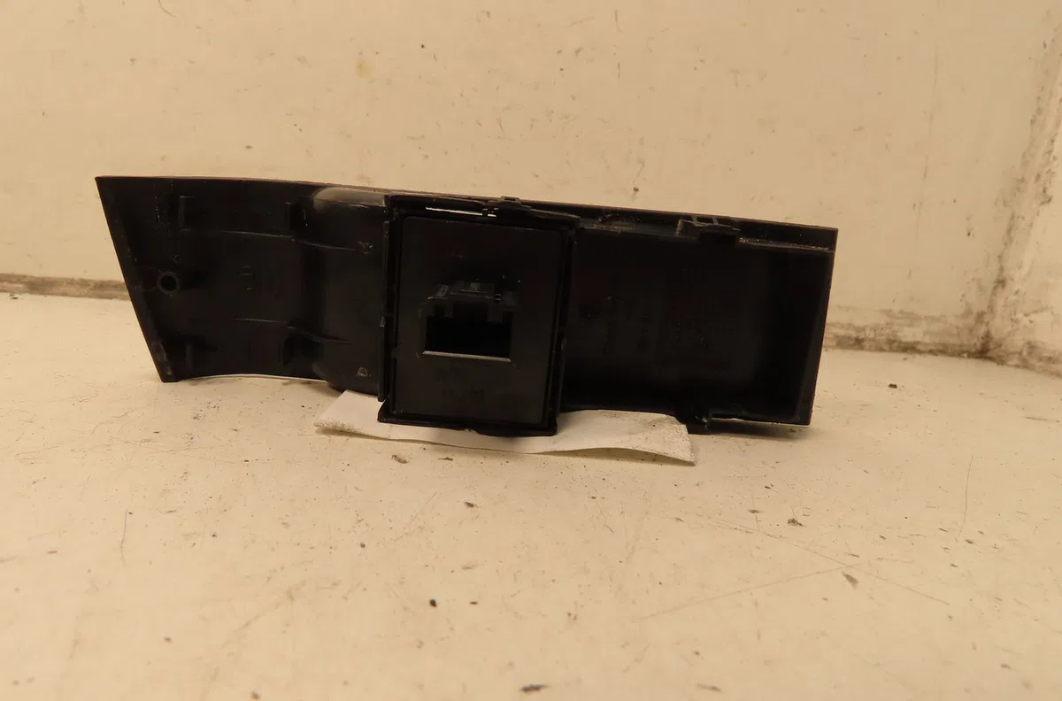 Commande lève-glace porte avant gauche Skoda FABIA III (NJ3) 1.0 tsi (2014-2021) occasion — photo 2