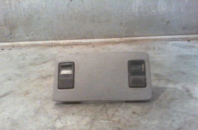 Commande lève-glace porte avant gauche SKODA FELICIA Phase 1 01-1995--11-2000 occasion — photo 3
