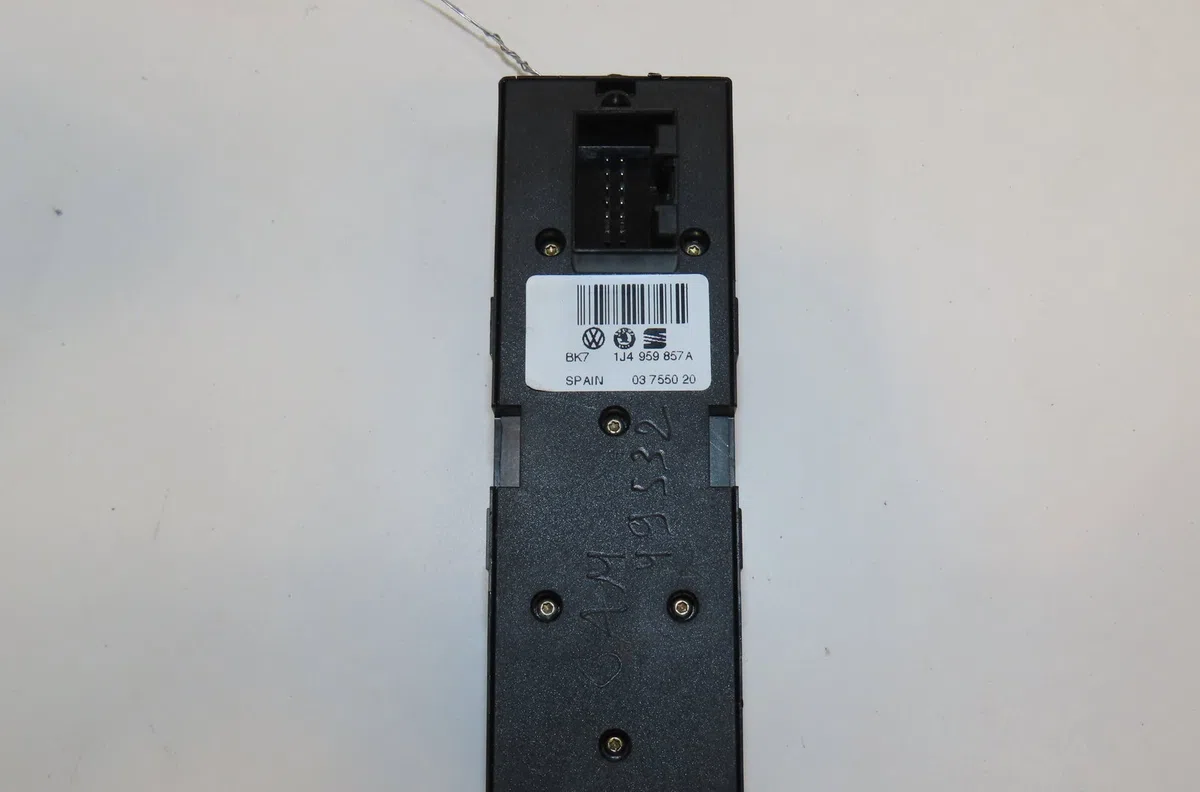 Commande lève-glace porte avant gauche Skoda OCTAVIA I Combi (1U5) 1.9 tdi (1998-2010) occasion — photo 2
