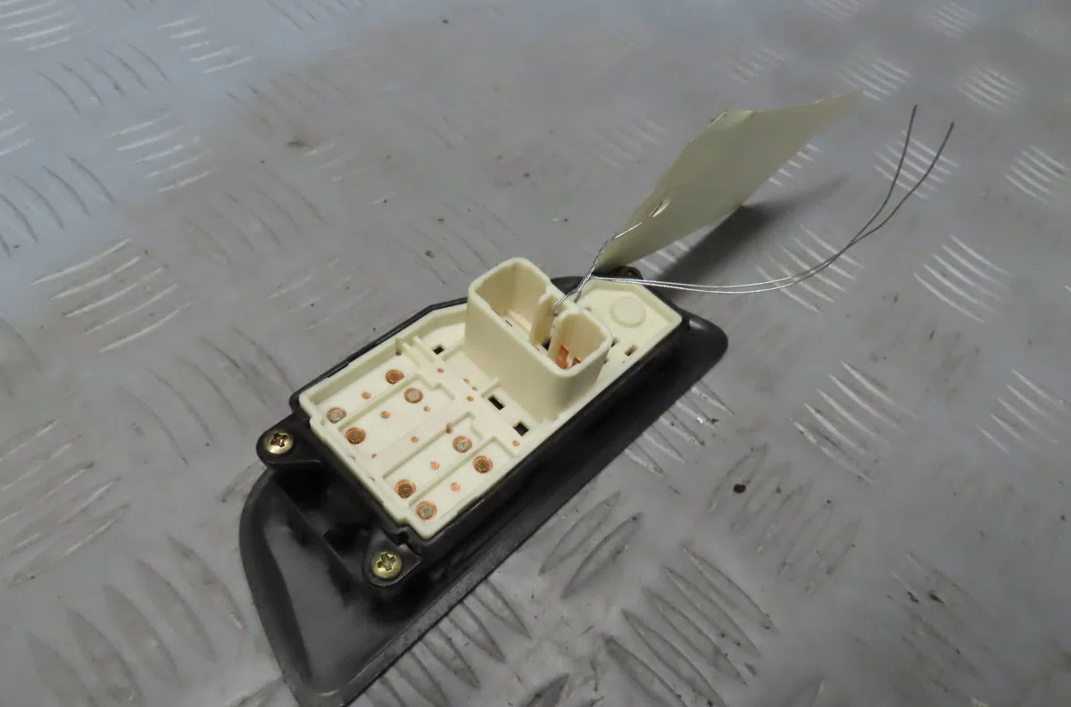 Commande lève-glace porte avant gauche Subaru JUSTY III (G3X) 1.3 awd (g3x413) (2003) occasion — photo 2