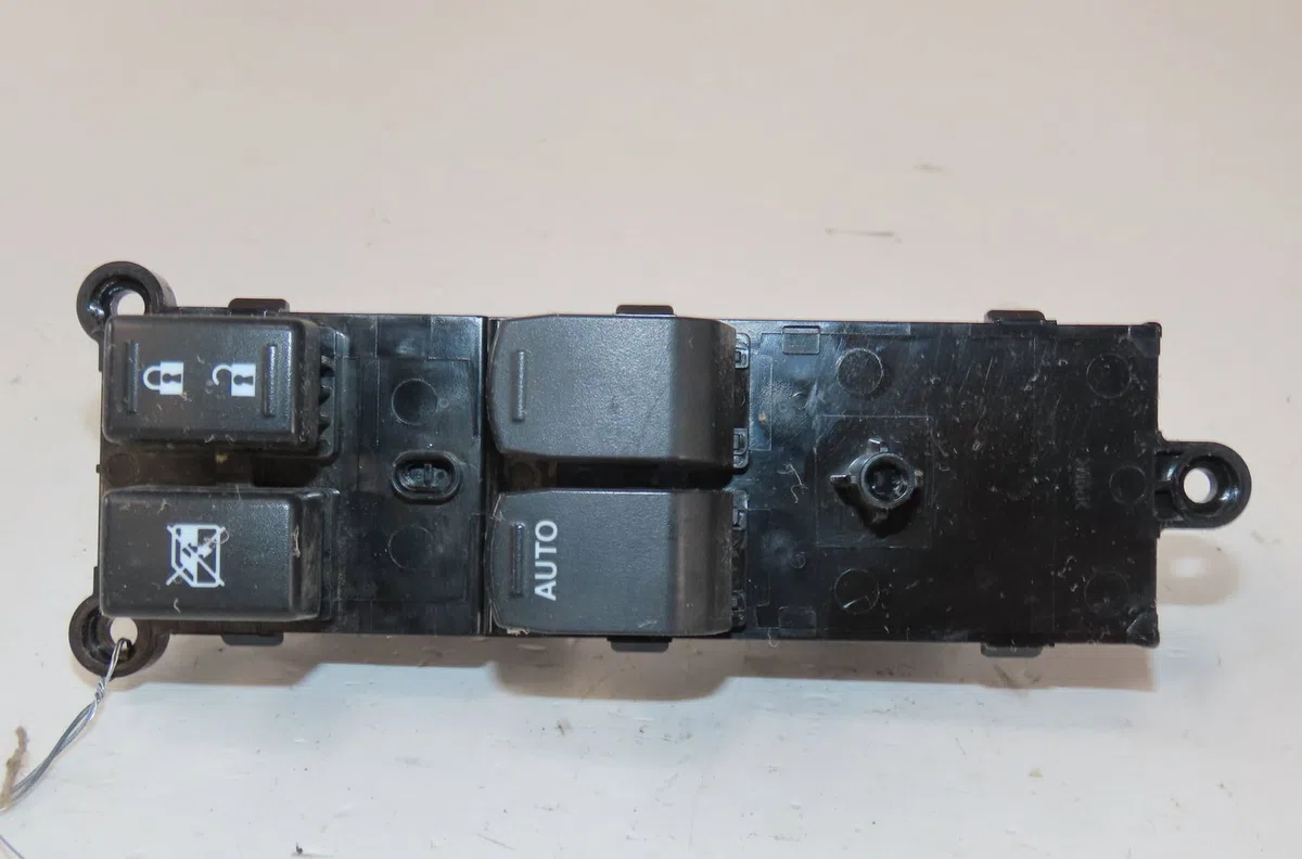 Commande lève-glace porte avant gauche Suzuki CELERIO (LF) 1.0 (avk310) (2014) 5 portes occasion — photo 2