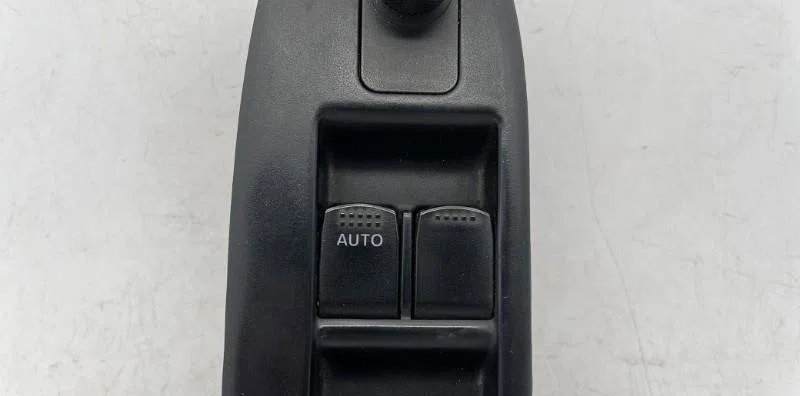 Commande lève-glace porte avant gauche SUZUKI GRAND VITARA 2 PHASE 1 occasion — photo 4
