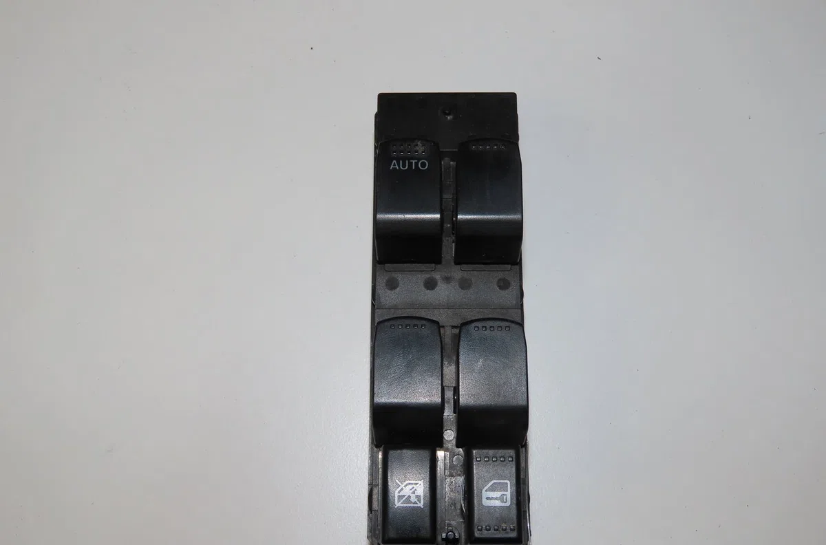 Commande lève-glace porte avant gauche Suzuki GRAND VITARA II (JT, TE, TD) 1.9 ddis traction intégrale (jt419, td44, jb419wd,... (2005-2015) occasion