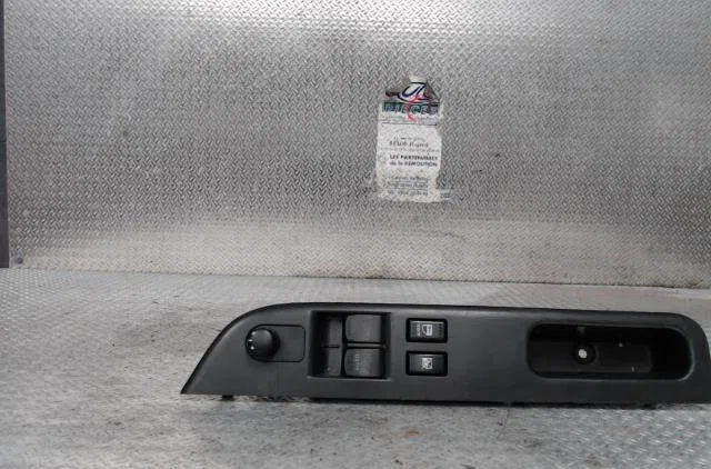 Commande lève-glace porte avant gauche SUZUKI SWIFT 3  SWIFT 3 occasion — photo 2