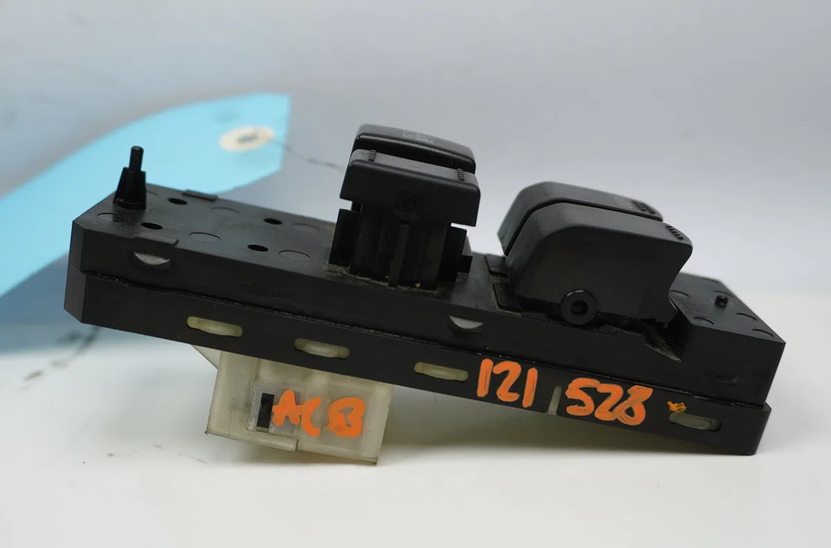 Commande lève-glace porte avant gauche Suzuki SWIFT III (MZ, EZ) 1.3 ddis (rs 413d) (2005) 5 portes occasion — photo 3