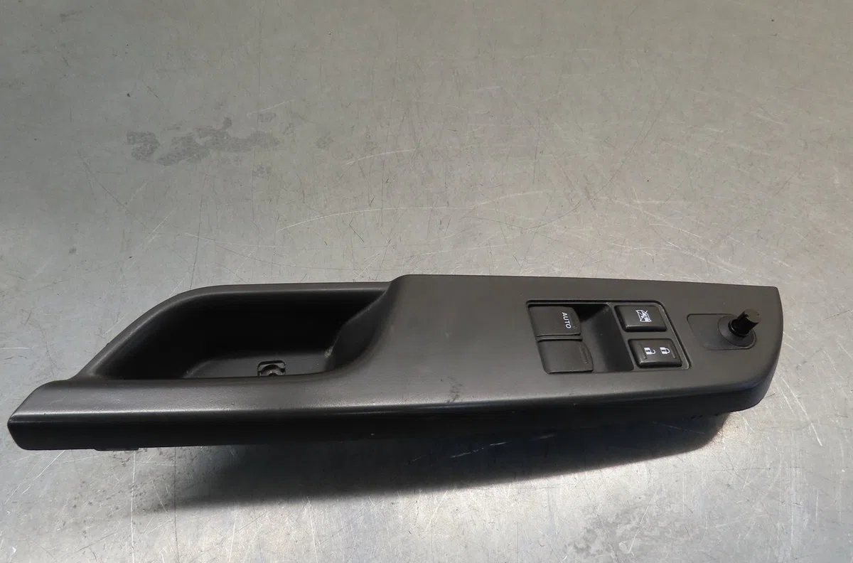 Commande lève-glace porte avant gauche Suzuki SWIFT IV (FZ, NZ) 1.2 (azh 412) (2010) occasion