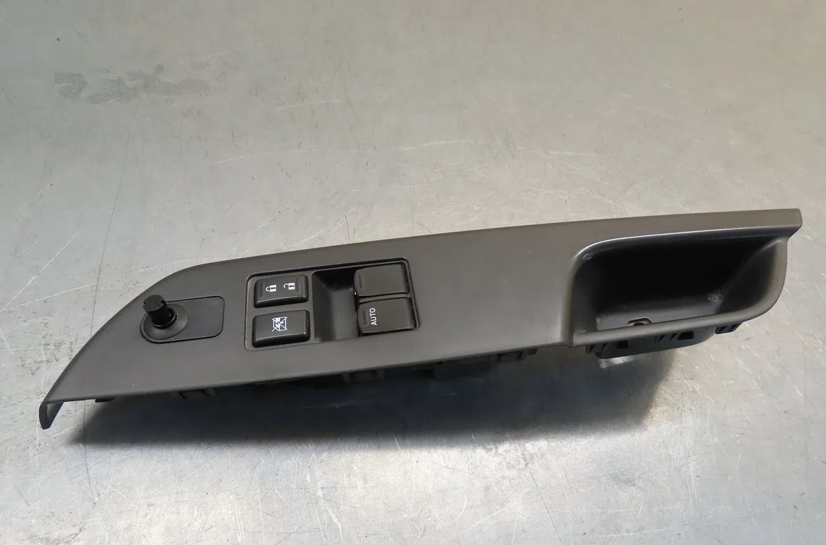 Commande lève-glace porte avant gauche Suzuki SWIFT IV (FZ, NZ) 1.2 (azh 412) (2010) occasion