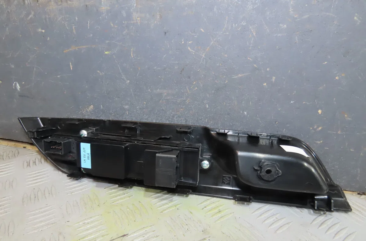 Commande lève-glace porte avant gauche Suzuki SWIFT IV (FZ, NZ) 1.2 (azh 412) (2010) occasion — photo 2