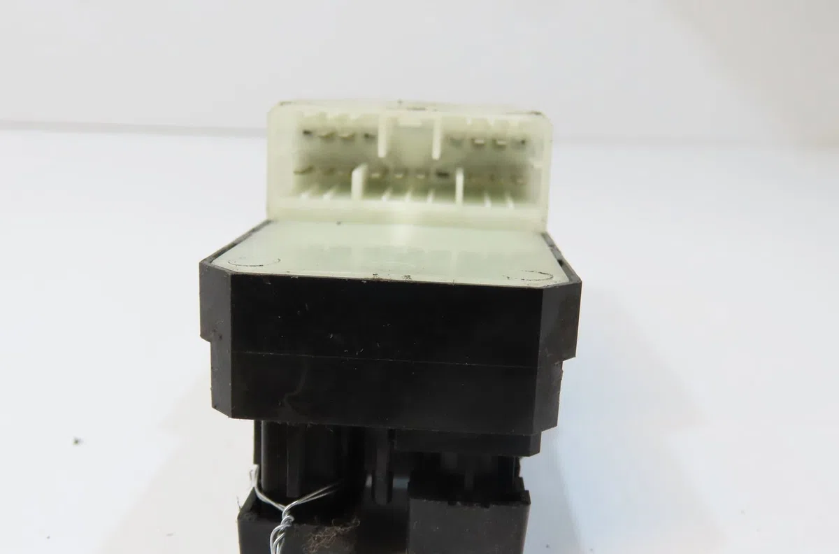 Commande lève-glace porte avant gauche Suzuki SX4 (EY, GY) 1.6 vvt (rw 416) (2006) occasion — photo 2
