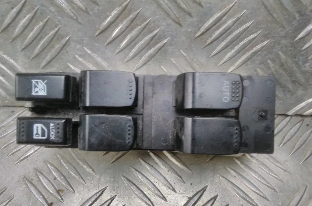 Commande lève-glace porte avant gauche Suzuki SX4 (EY, GY) 2.0 ddis 4x4 (rw 420d) (2009) occasion — photo 3
