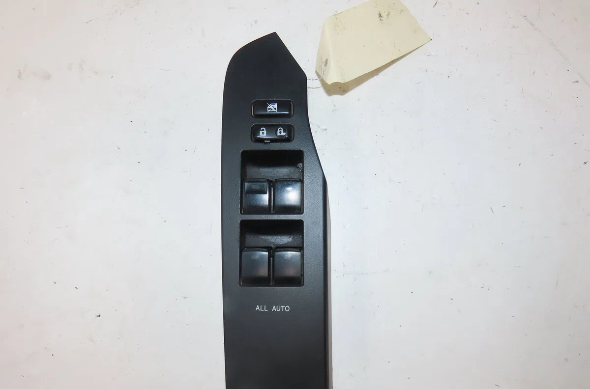 Commande lève-glace porte avant gauche Toyota AURIS Break (_E18_) 1.8 hybrid (zwe186_) (2013-2018) occasion