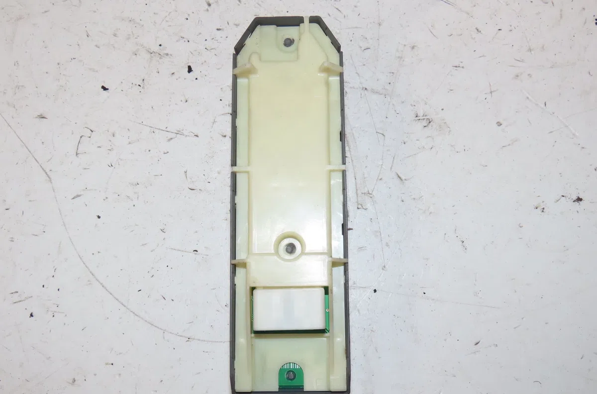 Commande lève-glace porte avant gauche Toyota AURIS (_E18_) 1.8 hybrid (zwe186_) (2012-2018) occasion — photo 2