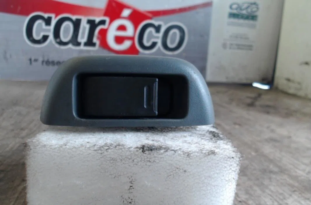 Commande lève-glace porte avant gauche TOYOTA AYGO 1 PHASE 1 occasion — photo 2
