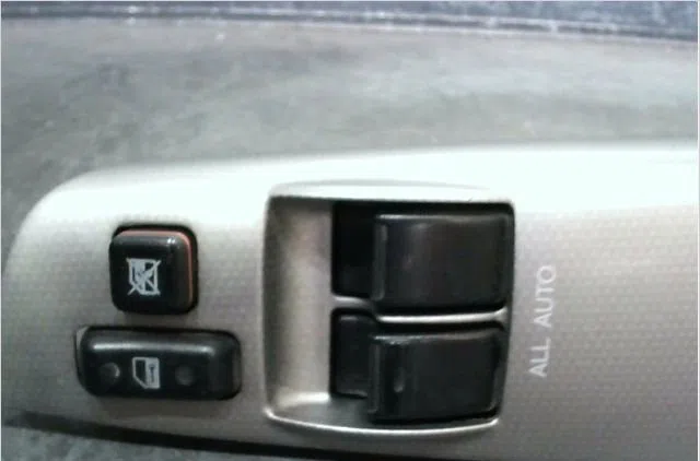 Commande lève-glace porte avant gauche Toyota COROLLA (_E12_) 1.6 vvt-i (zze121_) (2002-2006) occasion — photo 2